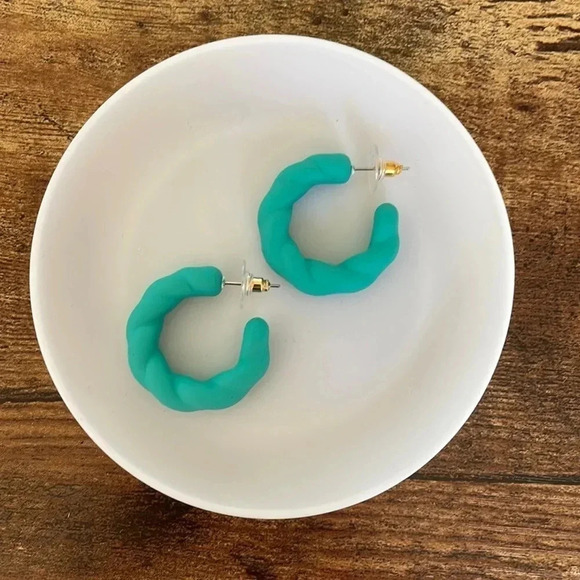 ❤️ NEW 2/$20 or 3/$25 Statement Teal Twist Oversize Acrylic Cuff Earrings - Picture 1 of 4